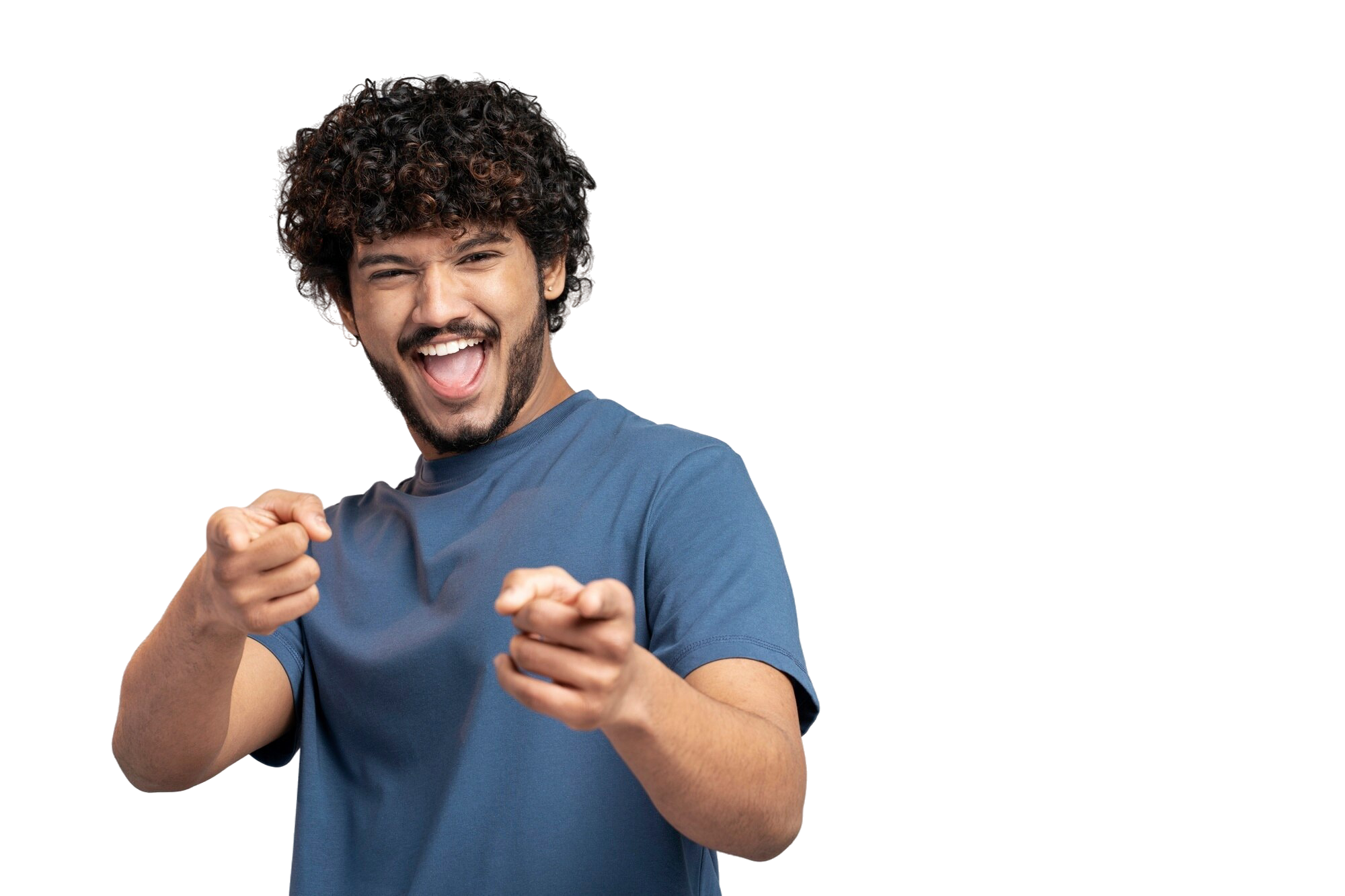 Homem sorridente com camisa bege