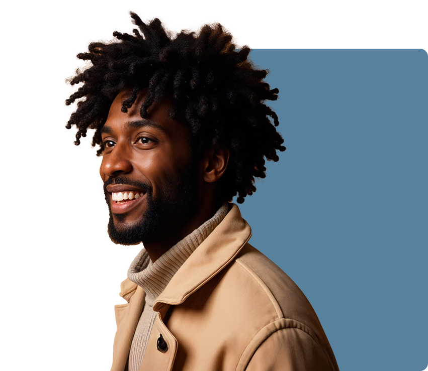 Homem sorridente com cabelo black power